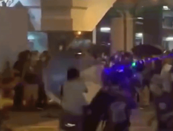 香港司机：孩子看完暴徒袭警视频 就不去示威了