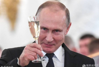 普京举起杯，向叙利亚战场归来的士兵敬酒