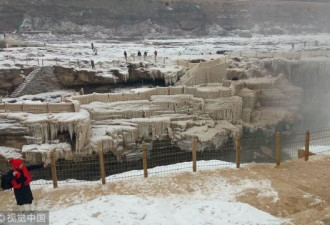 壶口瀑布现冰挂美景 引众多游客拍照
