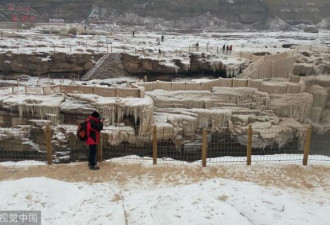 壶口瀑布现冰挂美景 引众多游客拍照