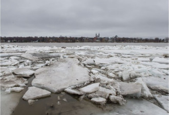 新年酷寒的凌晨 加拿大一汽车开进冰河沉入河底