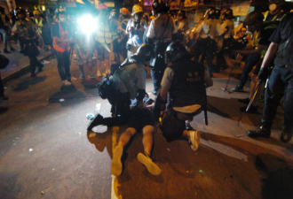 香港市民遭暴徒殴打致骨折 忍痛狂奔1公里追凶