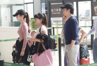 郎朗吸取教训亲自背行李 获老婆主动挽手甜撒糖