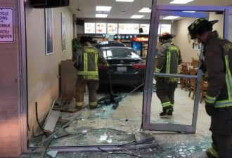 图：开车冲进披萨饼店 多伦多男子受轻伤