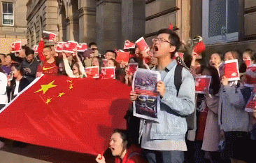 英国爱丁堡街头，中国留学生唱起了这首歌
