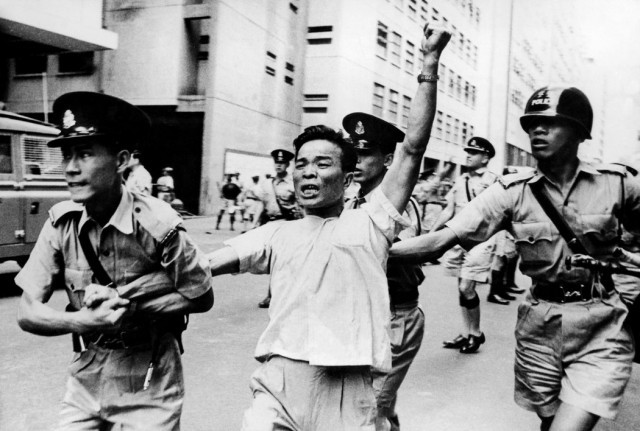 1967年,在当时为殖民地的香港,一名亲共产党示威者被逮捕。后殖民政府尝试了多种办法增进香港人对�国的认同。