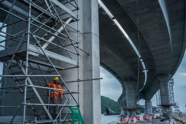 通过包括港珠澳大桥在内的大规模基础设施建设,香港政府已经将这座城市与�国大陆愈发紧密地联系起来。