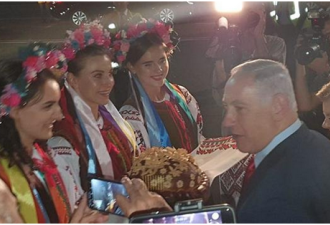 以色列总理夫人耍性子 把用于欢迎的面包扔地上