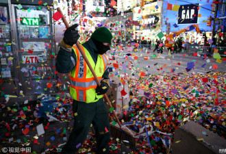 纽约百万人跨年遗留垃圾 工人清理漫天纸屑