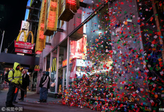 纽约百万人跨年遗留垃圾 工人清理漫天纸屑