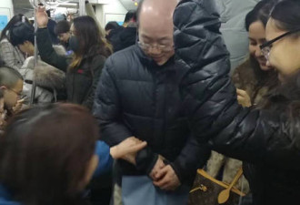 北京: 中央委员刘结一坐地铁被拍