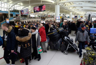 美交通大乱华人旅客滞留机场 担忧明天也飞不了