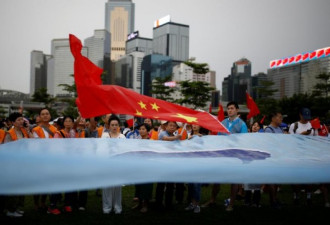 香港的分化：上千支持者与上千反对者同天上阵