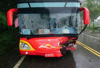 台湾大陆游客团包车遭遇车祸，已致11人受伤