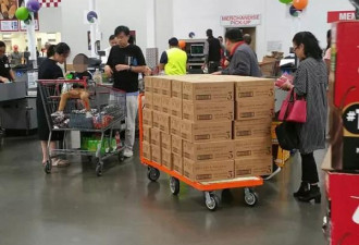 亚裔女Costco狂购百罐奶粉 媒体炸裂