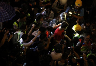 普通话口音男子在港遭围堵现场 示威者: 脱裤子