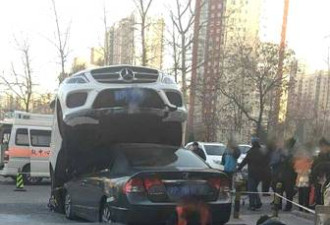 北京奔驰女车主停车场碾压另一辆车