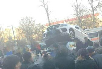 北京奔驰女车主停车场碾压另一辆车