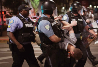 示威游行爆发冲突，美国警察铁腕镇暴逮捕13人