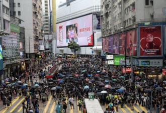 新招：香港警察疑似扮成黑衣人 混入人群抓人