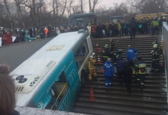 莫斯科巴士竟铲入地铁隧道 至少5死13伤