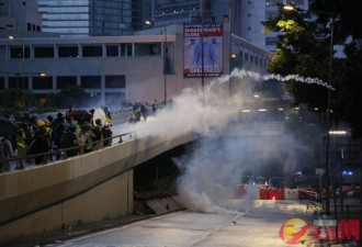 乱港分子冲击了政府总部，港警发射了蓝色水炮