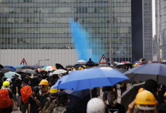 乱港分子冲击了政府总部，港警发射了蓝色水炮