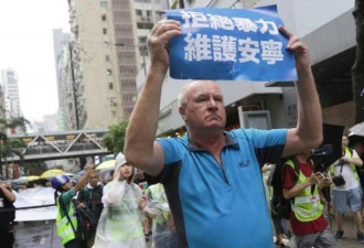 在香港街头 示威的黎智英反被英国大爷当面示威