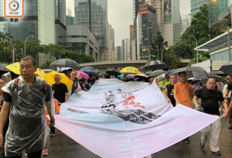 在香港街头 示威的黎智英反被英国大爷当面示威