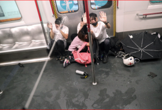 香港镇压最暴力一夜 港警冲地铁见人就打