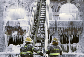纽约一建筑发生火灾 消防员喷水致周围结冰