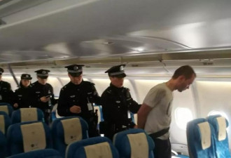 俄罗斯旅客醉酒撒野大闹飞机 被五花大绑按倒