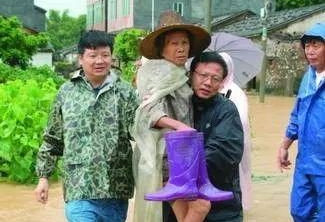 拍抱大娘趟洪水照火遍中国的厅官 栽了