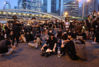 妈妈得知孩子参加游行，不给饭吃斥责其"卖港"