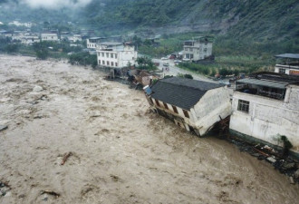 汶川暴雨泥石流冲倒房屋 至少4死11失联