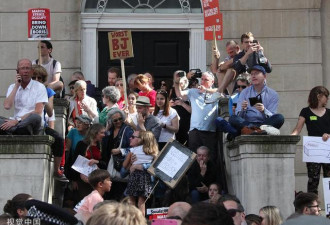 英国30多个城镇爆发抗议游行，高喊真丢脸