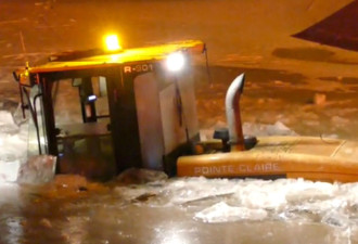 加拿大铲雪车跌落冰湖 司机爬上车顶获救