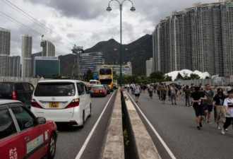 外围行动：香港示威者蜗牛行堵塞机场道路