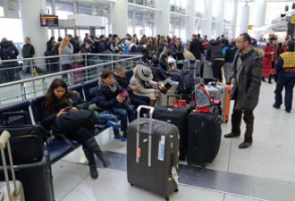 大批前往中国的华人乘客被困在机场