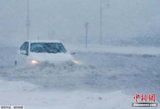 美国麻省遭暴风雪袭击 道路变“冰河”