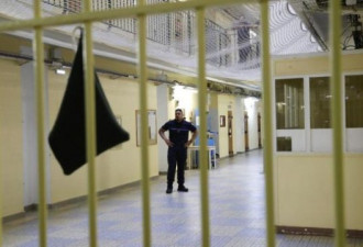 法国几乎所有监狱 每间牢房将装电话