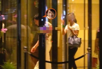 成龙被拍深夜酒店密会多名美女,动作十分亲昵