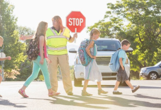开学第一天！25万学生返校 司机们驾车加倍小心