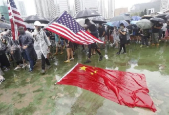 香港示威者手舞美国旗 脚踩五星红旗