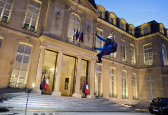 法国政客登山照被指是趴地摆拍，引发网友嘲讽