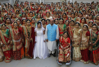 印度国民干爹大手笔 为251名女孩举办婚礼