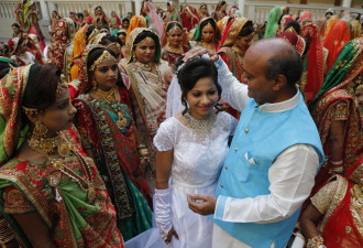 印度国民干爹大手笔 为251名女孩举办婚礼