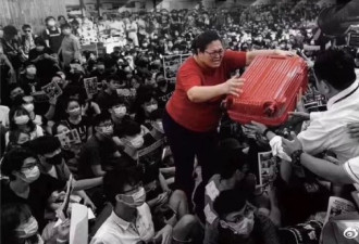 面对香港机场示威者，彪悍的红衣女子冲了出去