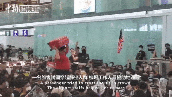 面对香港机场示威者，彪悍的红衣女子冲了出去