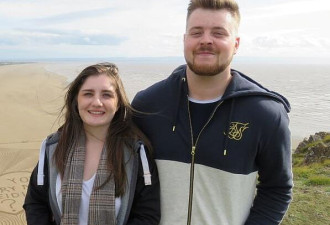 英国小伙在海滩浪漫求婚 巨幅沙画惊呆女友